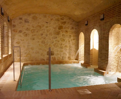 Foto de la piscina cubierta que se encuentra en el spa de Casas de Valois